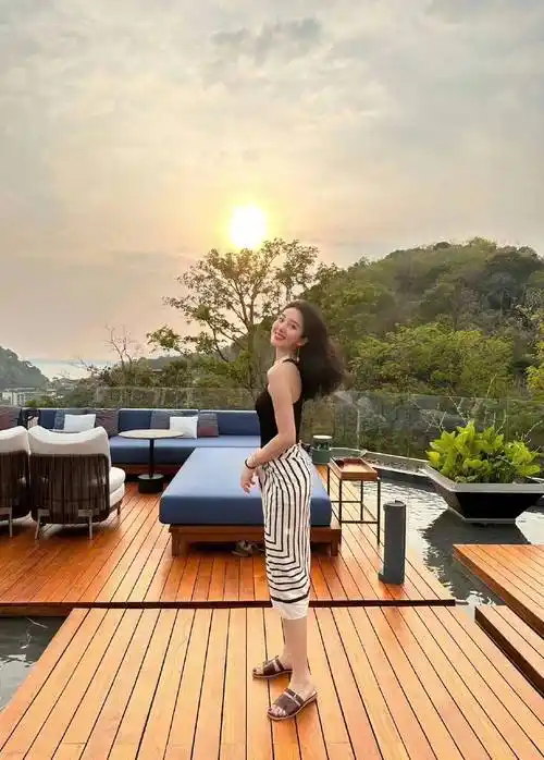 杨采钰海边度假,穿黑色背心配条纹开叉半身裙,知性优雅_时尚_下身