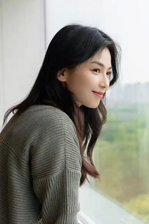 刘涛穿针织上衣眺望远方 回眸一笑气质温婉大方_影视资讯网明星报道
