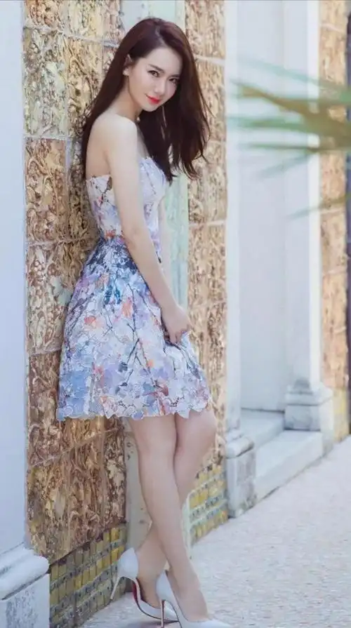 戚薇细跟高跟鞋