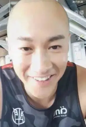 光头更恐怖的是往脸上画黥面妆,在拍摄电影《三少爷的剑》时,何润东冒