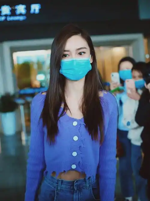 杨颖真是个时髦精,长直发不香吗,偏要搞个"泡面头"令人着迷_身材_上衣