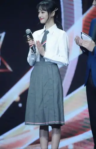 郑爽cos安娜公主,头戴闪耀钻石皇冠,一身丝绒礼服尽显高贵