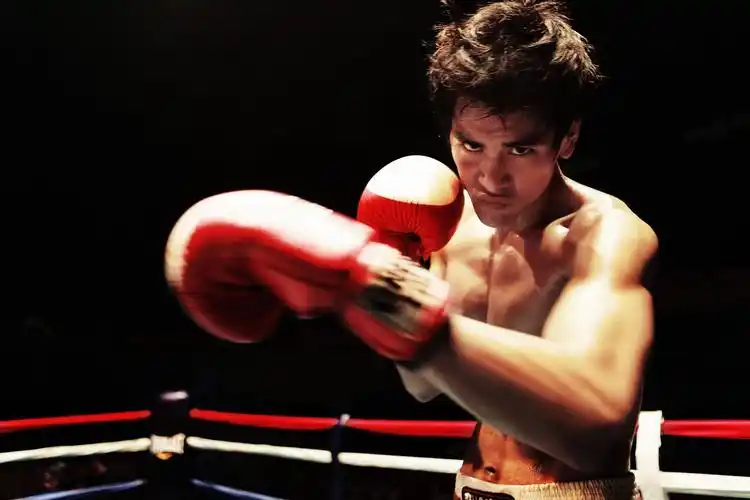 揭秘# "运动男神"彭于晏的穿搭「小心机」