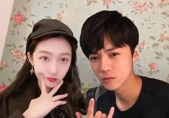 鹿晗在拿起背包后迅速离开包间,动作干净利落,而关晓彤也紧随其后