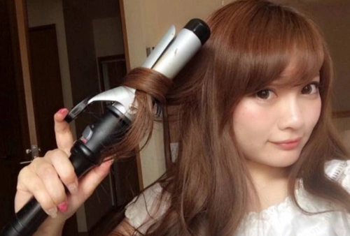 上,然后将双手插入头发并摩擦头发以达到跟理发店烫发查不到的效果