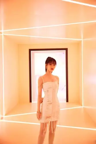 袁冰妍身穿白色吊带设计感连衣裙,大秀好身材,高马尾飒爽利落