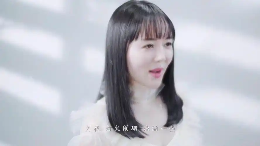 魏新雨一首《余情未了》旋律美妙歌声动听,令人陶醉不已