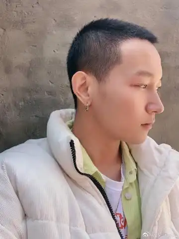 cv-风允之 cv风允之超话 腹肌没有,下颌线显现,开心～继续加油啊大家