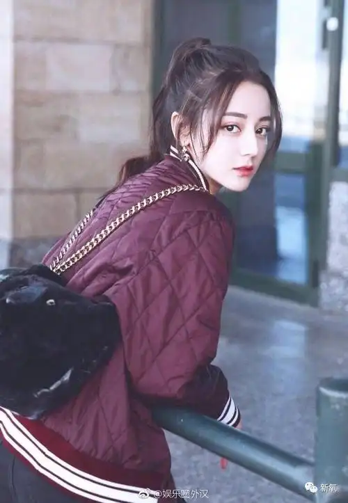 网友偶遇迪丽热巴的妹妹"迪丽冷巴",说两人像双胞胎,看到近照后我沉默
