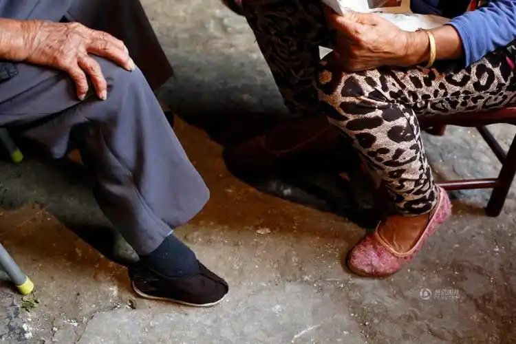 浙江小脚老人102岁高龄仍自己洗衣每天喝白酒