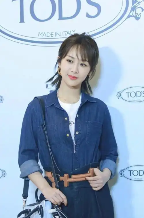 杨紫太可爱,小辫子绑得像"巧克力棒",简直就是"佟年"本人_网易订阅