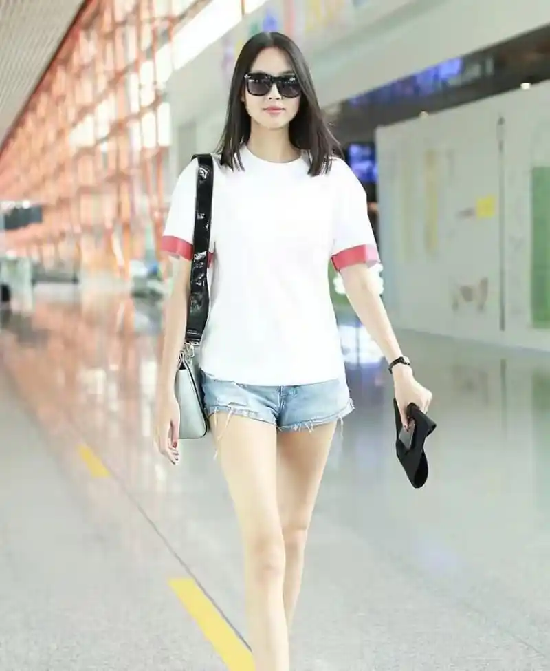 网友:张梓琳的牛仔短裤,美艳动人,格外地有青春气息,大家喜欢她吗?