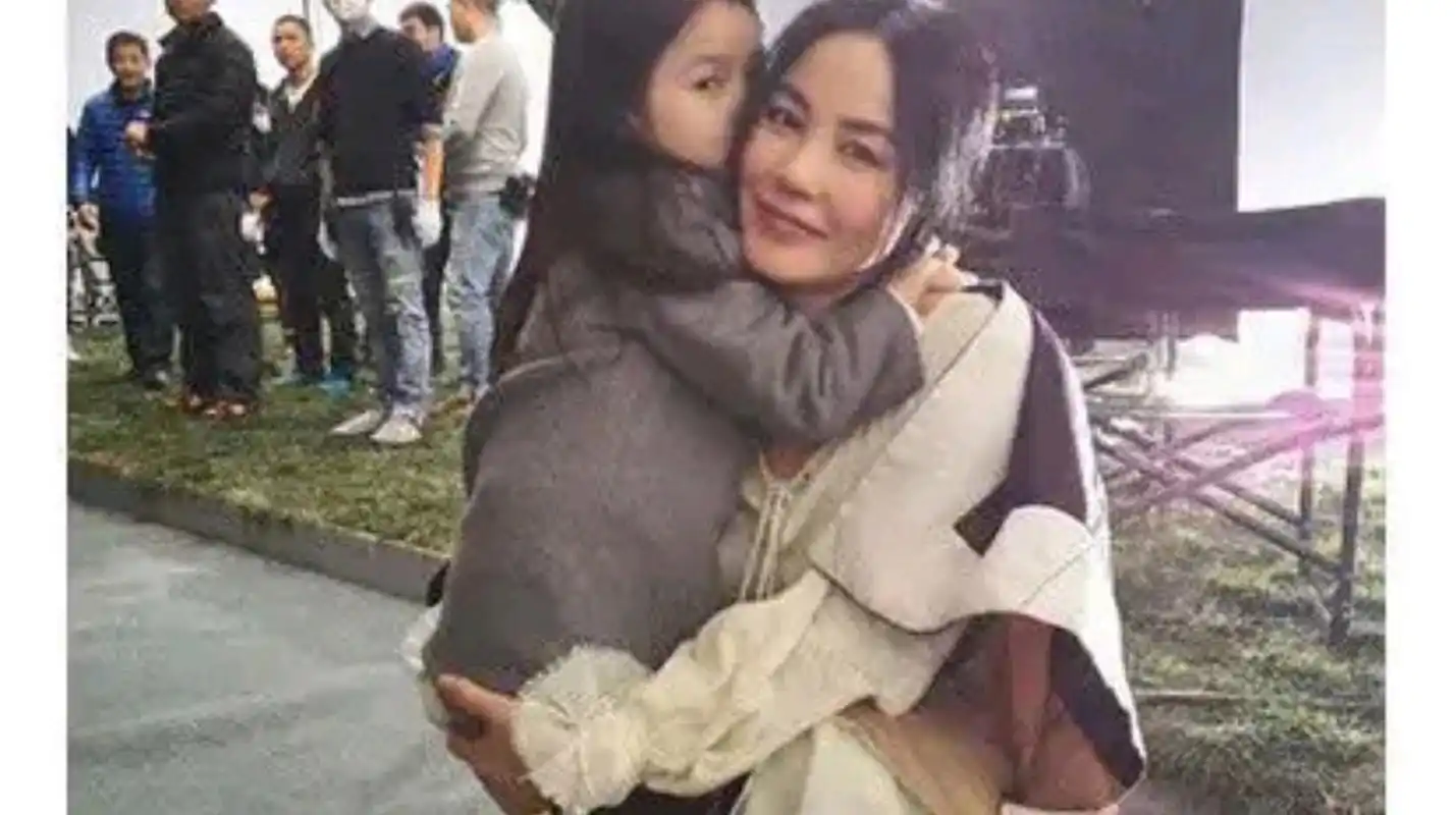 确实可信度不高首先照片如此模糊,根本不可能以此断定产妇就是王菲