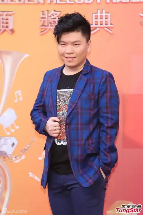 常石磊一身蓝衣醒目亮相