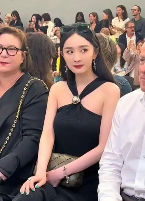 杨幂巴黎时装周近照翻车,泪沟法令纹太抢镜,生图暴露真实年龄|李沁