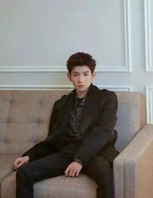 有的时候会不化妆甚至不打理发型就出门了,王源还真的是很随性了!