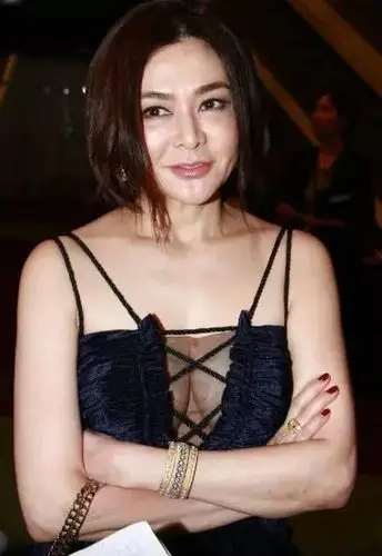 采访期间,关之琳大方向记者透露,现在正洽谈一个内地真人秀,表示:"看