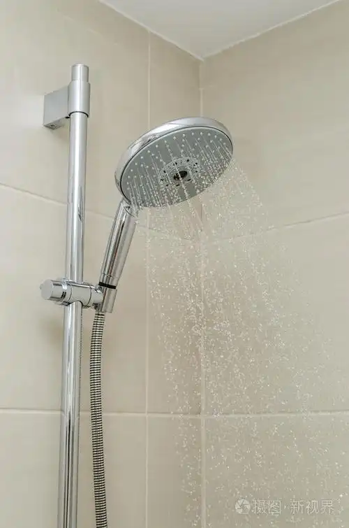 在浴室淋浴头