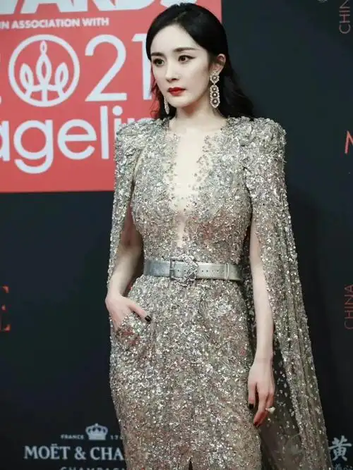 杨幂才是"大姐大",镶钻礼服华贵霸气,修身剪裁挡不住曲线美_腾讯新闻