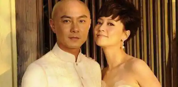 原创54岁张卫健晒照粉碎传言结婚14年与小9岁老婆恩爱如初