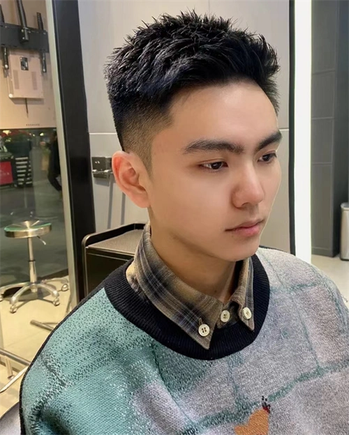男生都在剪的前刺发型 今年男生短发趋势公开_男士短发 - 美发站