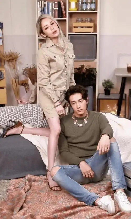 萧亚轩取关小男友,深夜发视频疑情变,网友:姐姐又要换男友了_黄皓