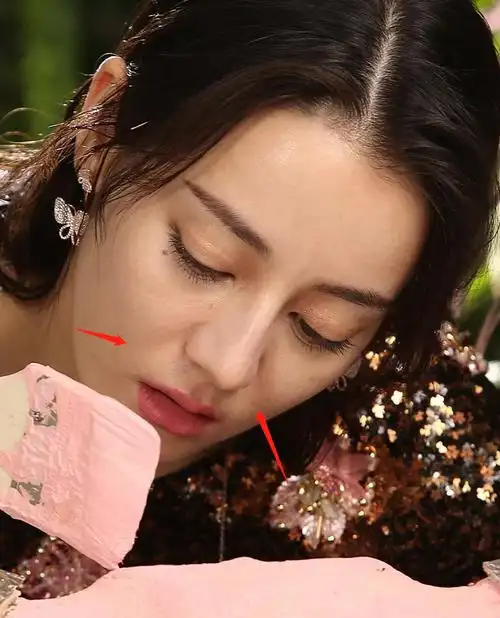 这也成为众多浓艳系女星的通病,比如杨幂,她的颜值热搜次数丝毫不逊色