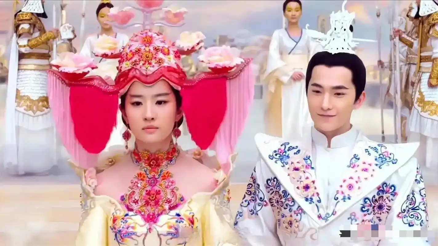 现在回看刘亦菲和杨洋的《三生三世十里桃花》大婚的截图,刘亦菲这个