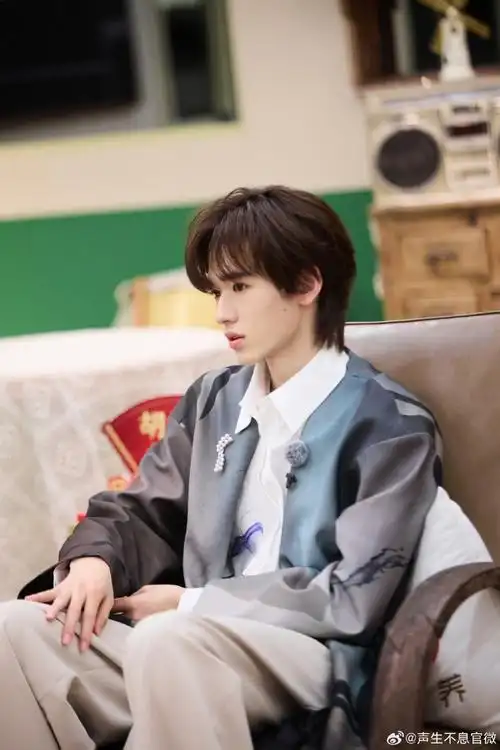 【#声生不息家年华#精彩剧照大放送】@时代少年团-宋亚轩萧萧玉树 立