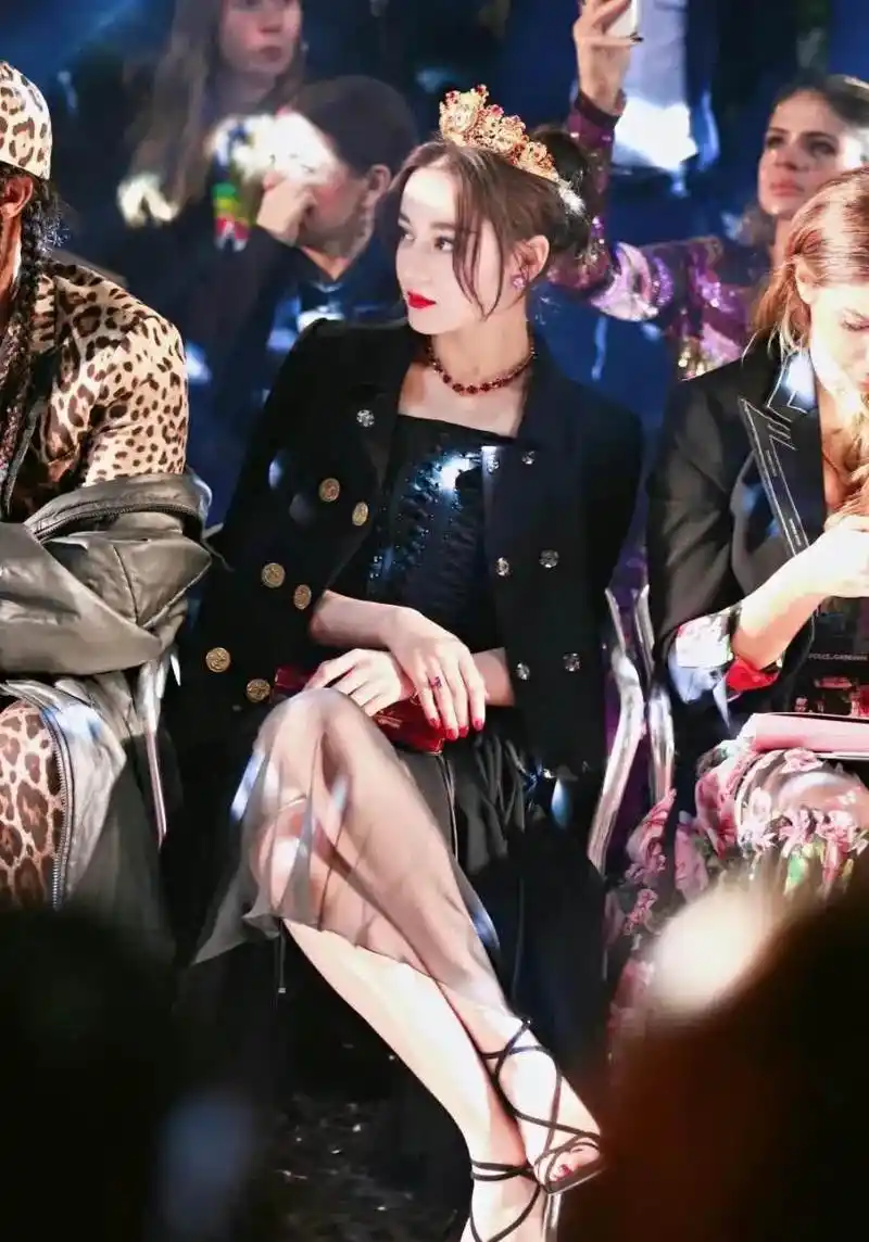 迪丽热巴好贵的黑天鹅