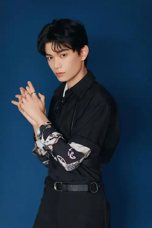 明星图片 大陆 男 丁禹兮 > 丁禹兮禁欲系背带衬衫帅气图片写真(3/6)1