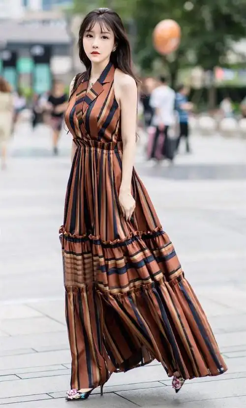 夏季是一个穿裙子的季节,很多时尚的美女都会选择连衣裙,因为连衣裙