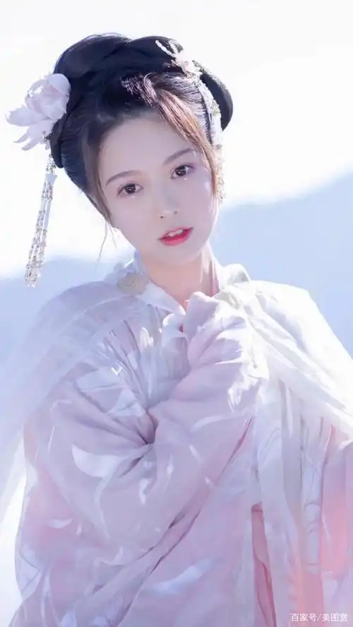 古典古装美女花容月貌闭月羞花,像是从画里走出来的古风仙女