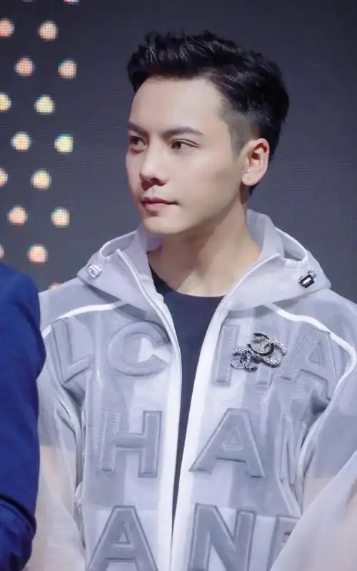 陈伟霆透明外套配牛仔裤潮到爆背头配甜笑好暖