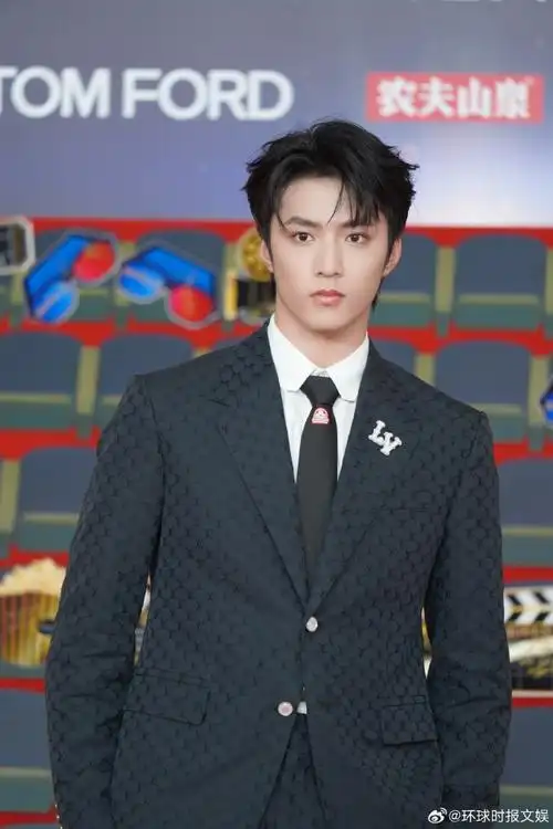 刘耀文红毯酷盖##刘耀文微博电影之夜红毯生图