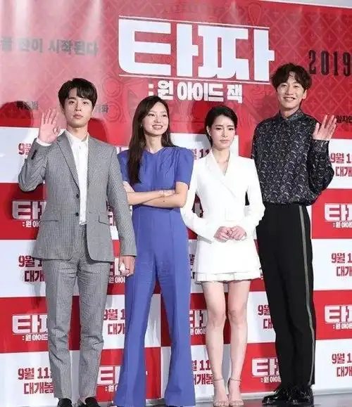 李光洙呆萌卷毛亮相花衬衫配黑长裤190身高与众人同台太出众