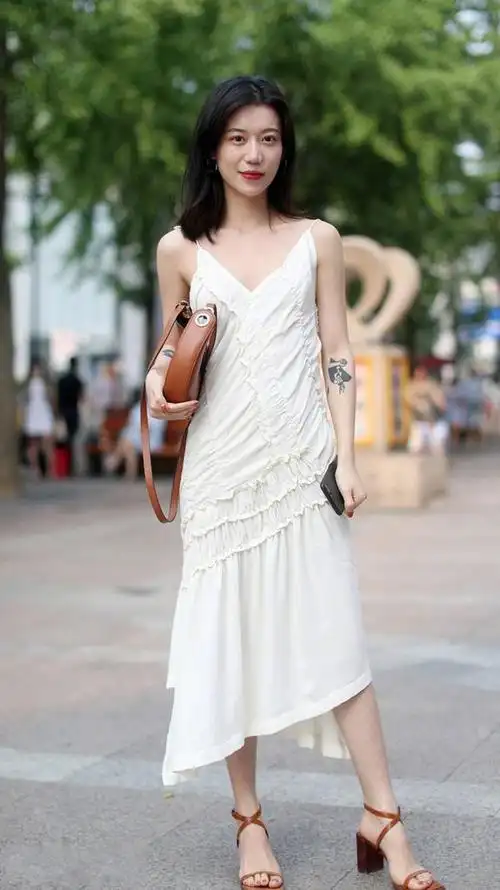 上面几位美女穿搭的风格显得随性自然,很符合夏日炎热的气候,看起来