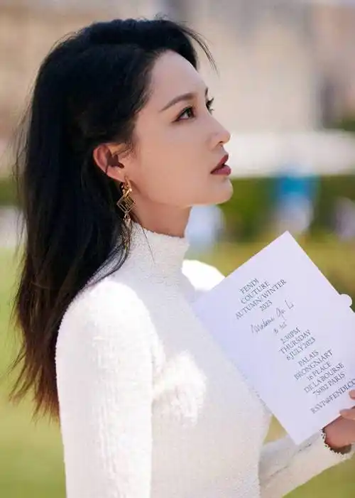 李沁可爱时尚裙巴黎时装周惊艳亮相_发型_照片_创作