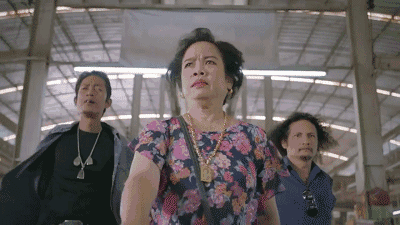 故事开场,主角包租婆霸道登场,她带着两个小弟来到自己的菜市场准备收