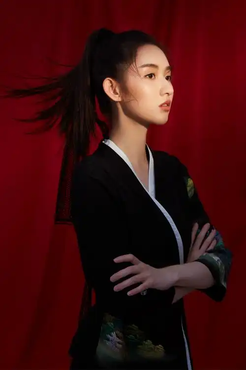 王玉雯曝中国风写真  飘逸飒爽盛放酷与美