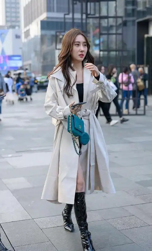 选择漆皮高筒靴的美女穿出气质夺人的感觉赢得更多回头率