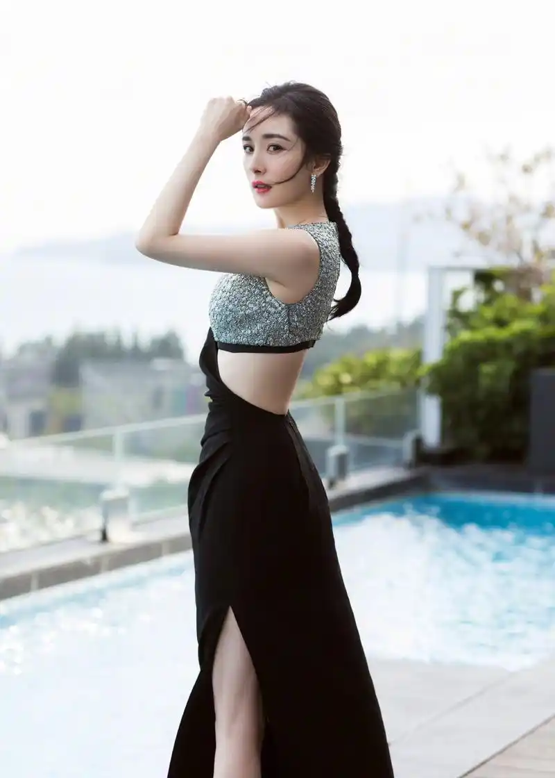 杨幂受邀出席第二届海南岛国际电影节开幕式,露腰姐姐的身材太优越了