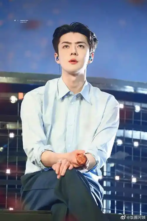 谁给吴世勋画的眉毛#差点没认出来是他,看近照吴世勋还是很帅的,烫