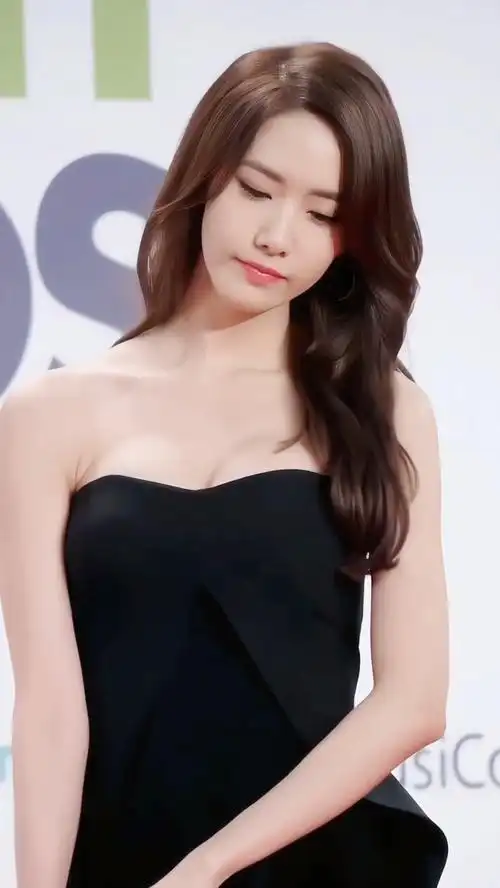 林允儿黑色礼服优雅又不失性感,身材苗条尽显魅力,简直太美了