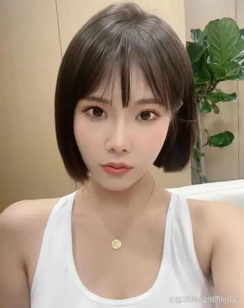 显露出细长的脖子,显高又显瘦,纯欲又非常的清爽,发型让头型看起来