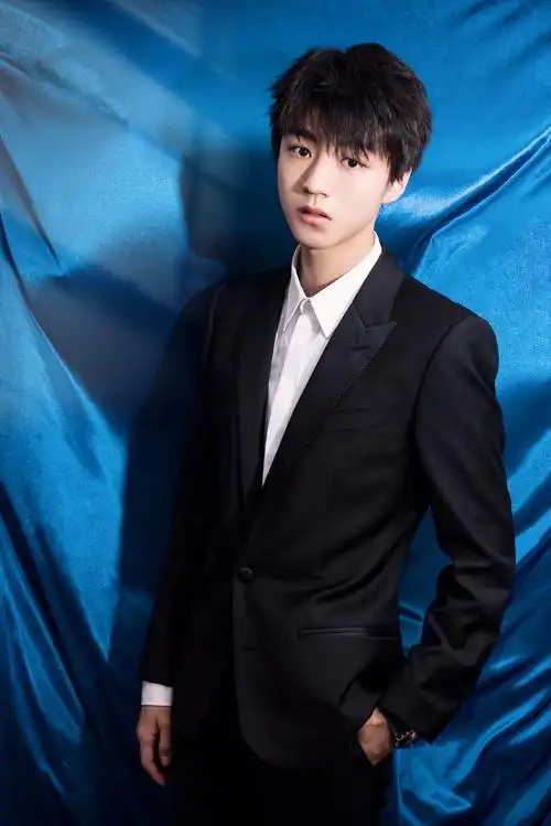 tfboys王俊凯西装帅气写真图片