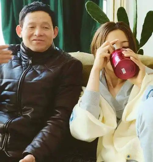 杨超越醉酒站都站不稳,街头哭喊爸爸妈妈,妹妹喝得有点大啊_父母_普通