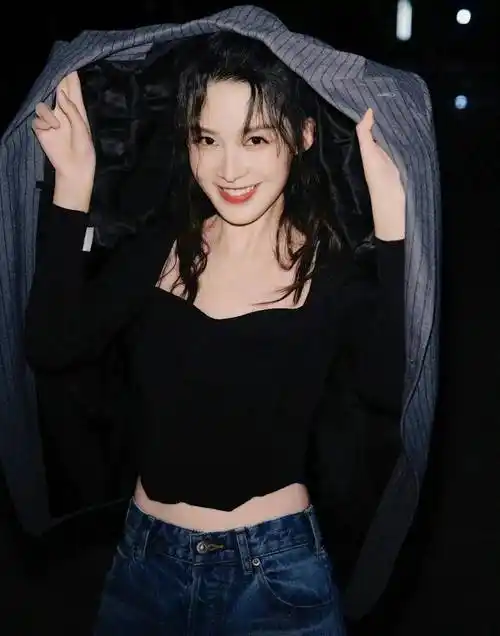 她的身材苗条而有力.李沁身高166cm,体重42kg,bmi指数15.