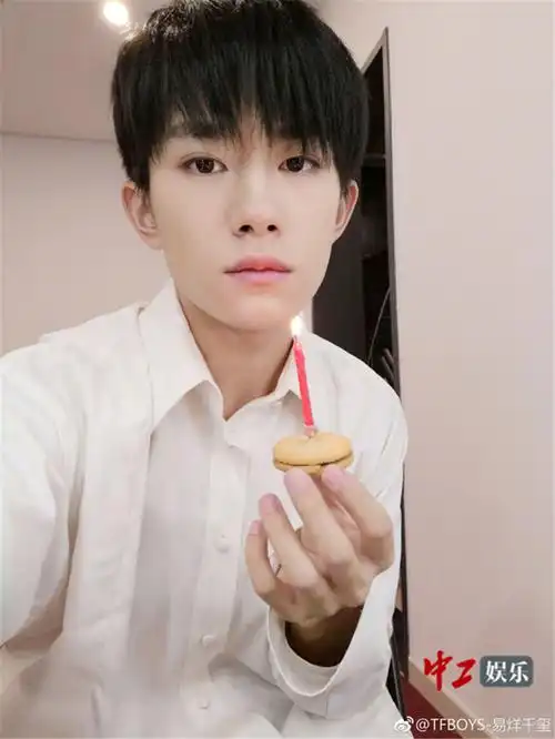 易烊千玺成年礼自拍庆生个人首专今日将上线