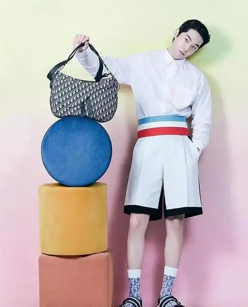 南柱赫esquire画报简单随性的穿搭明媚帅气的少年